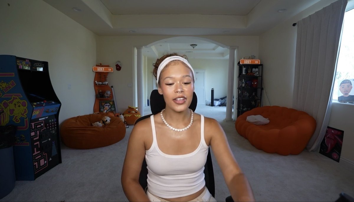 thetruthnuker's tweet photo. @ArkySZNN continue’s giving @Yonna the girlfriend treatment. Yonna has a completely fine setup at home but still decides to stream in Arkys room on his setup?? These two can’t stop trying to farm a relationship with each other. https://t.co/h8YU4wXgyt