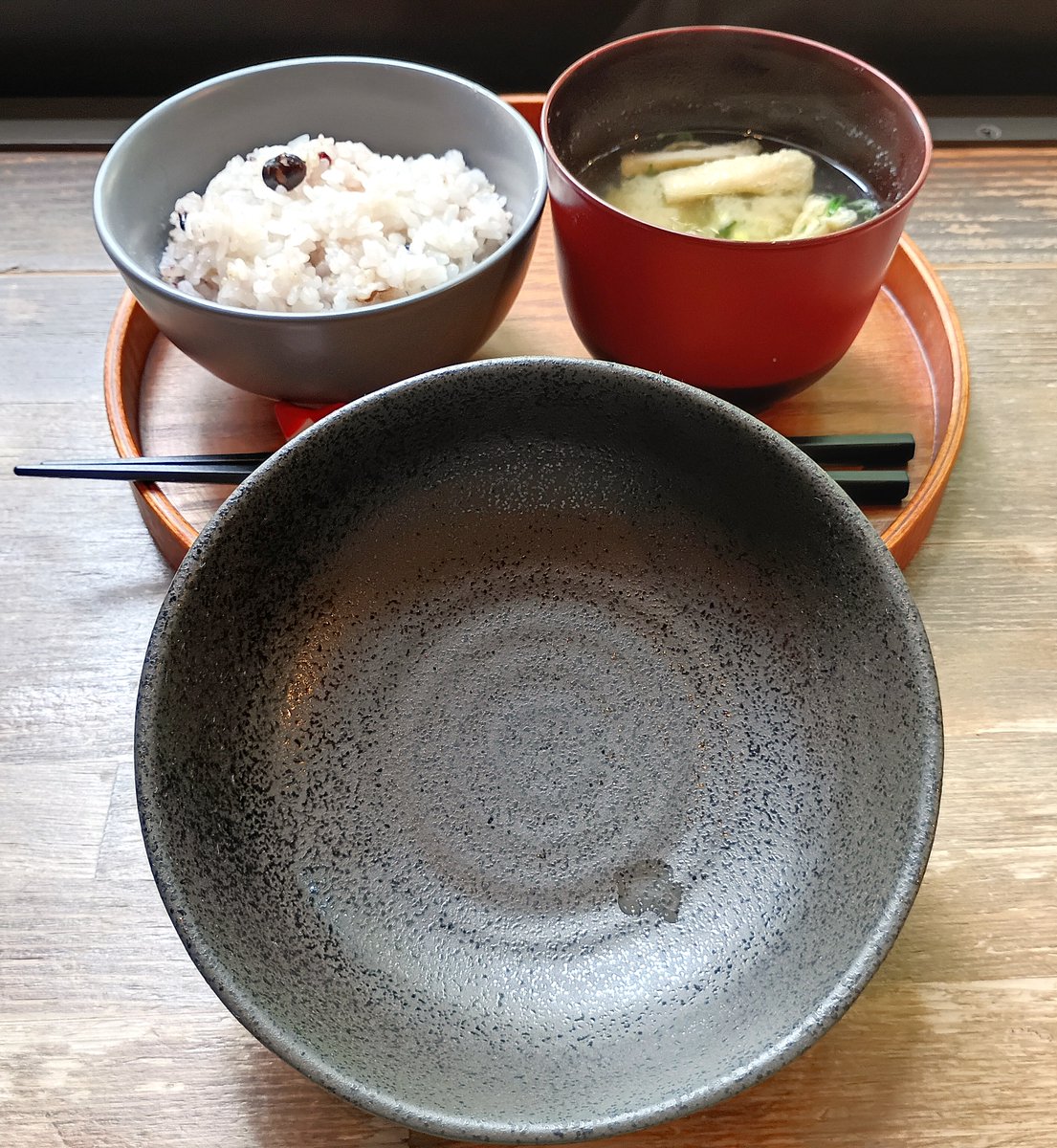 cafe_chazu's tweet photo. ★平日限定メニュー 茶碗とお椀とメインのおかずセット★
シンプル イズ ザ ベスト(^^♪
メニュー名通りで茶碗とお椀とメインのおかずのみの
シンプルなメニューです(^^♪
※今ならメインのおかずは｢あじフライ｣または｢生姜焼き｣
平日のみ提供中 / 800円(税込) https://t.co/r5ieaOW7JV