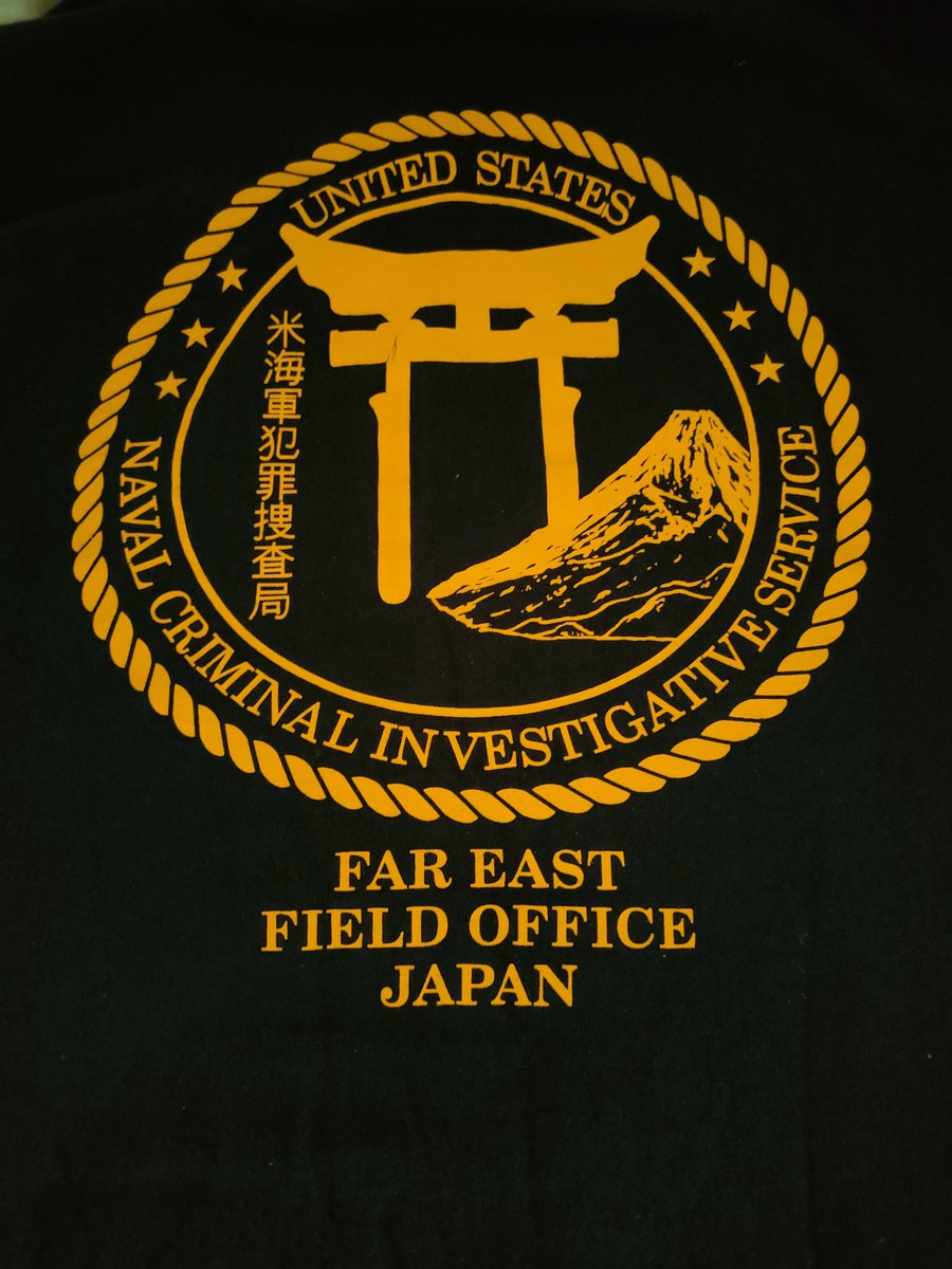 hage_ike's tweet photo. 以前、横須賀基地で買ったNCISのTシャツが着てみるとピチピチで長く着れない。フリーサイズだと思ったがSサイズのようだ。捨てるには惜しいので万が一痩せた時のために保存。 https://t.co/DuvFaI0Dmh