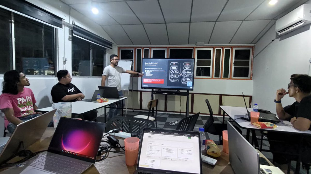 Kedahtechvalley's tweet photo. Semalam. Short session. GIT sangat penting, kita mulakan sharing asas pengenalan, cara praktis IDE dan git command.
Terima kasih tenaga pengajar dan semua yang hadir bagi sokongan, sama ada secara bersemuka mahupun dalam talian. #drivingkedahsdigitalfuture #kedahtechvalley #pptdk https://t.co/QSZ1NLCAT6