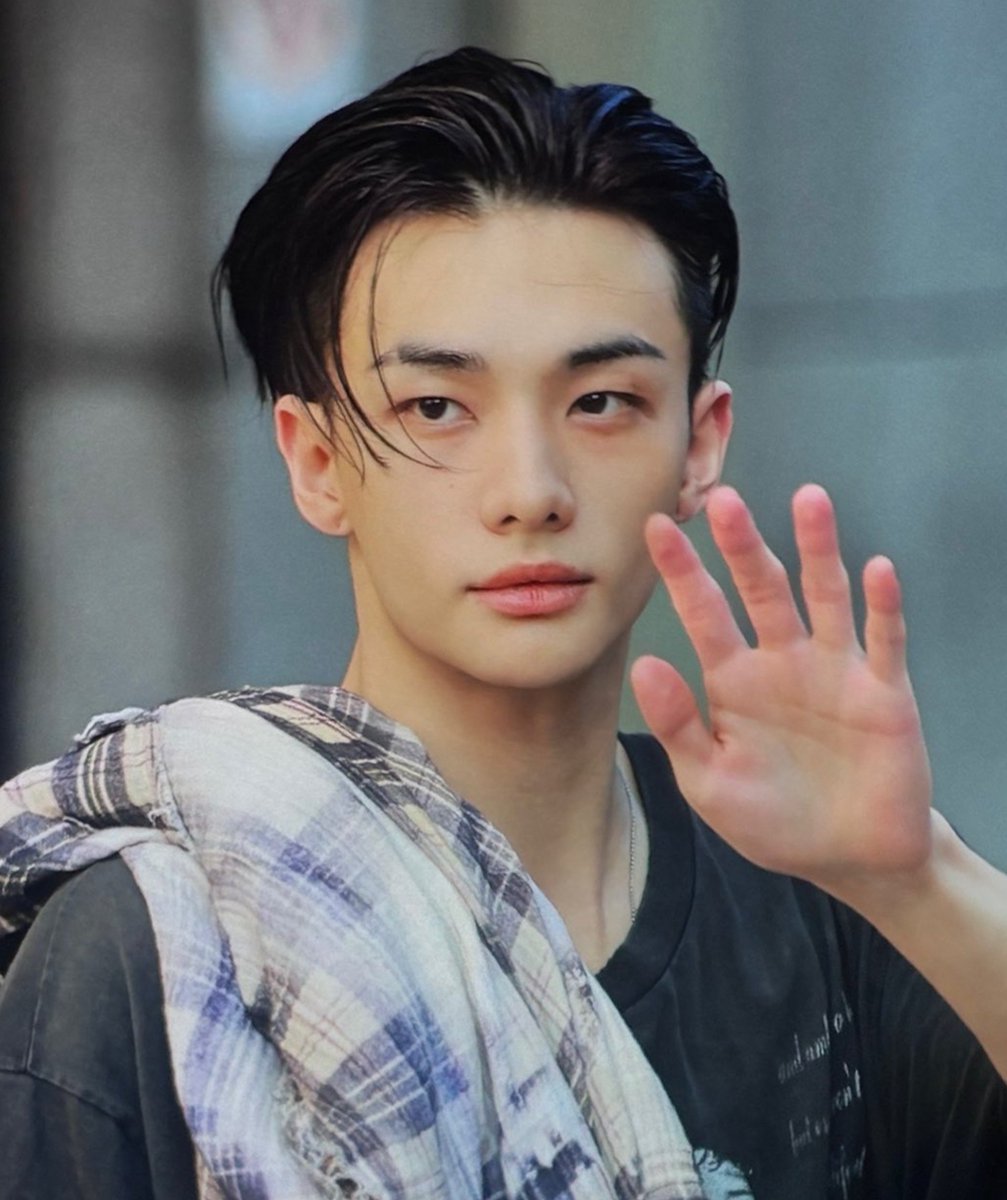 hyunseunglixism's tweet photo. me perco fácil nesse rostinho lindo delicadinho como você é perfeito meu amor fica lindo de qualquer jeitinho mesmo não tem cabimento uma coisa dessas vou te mastigar todo fazer nhec nhec nesse narizinho https://t.co/VVupZk5Hrh