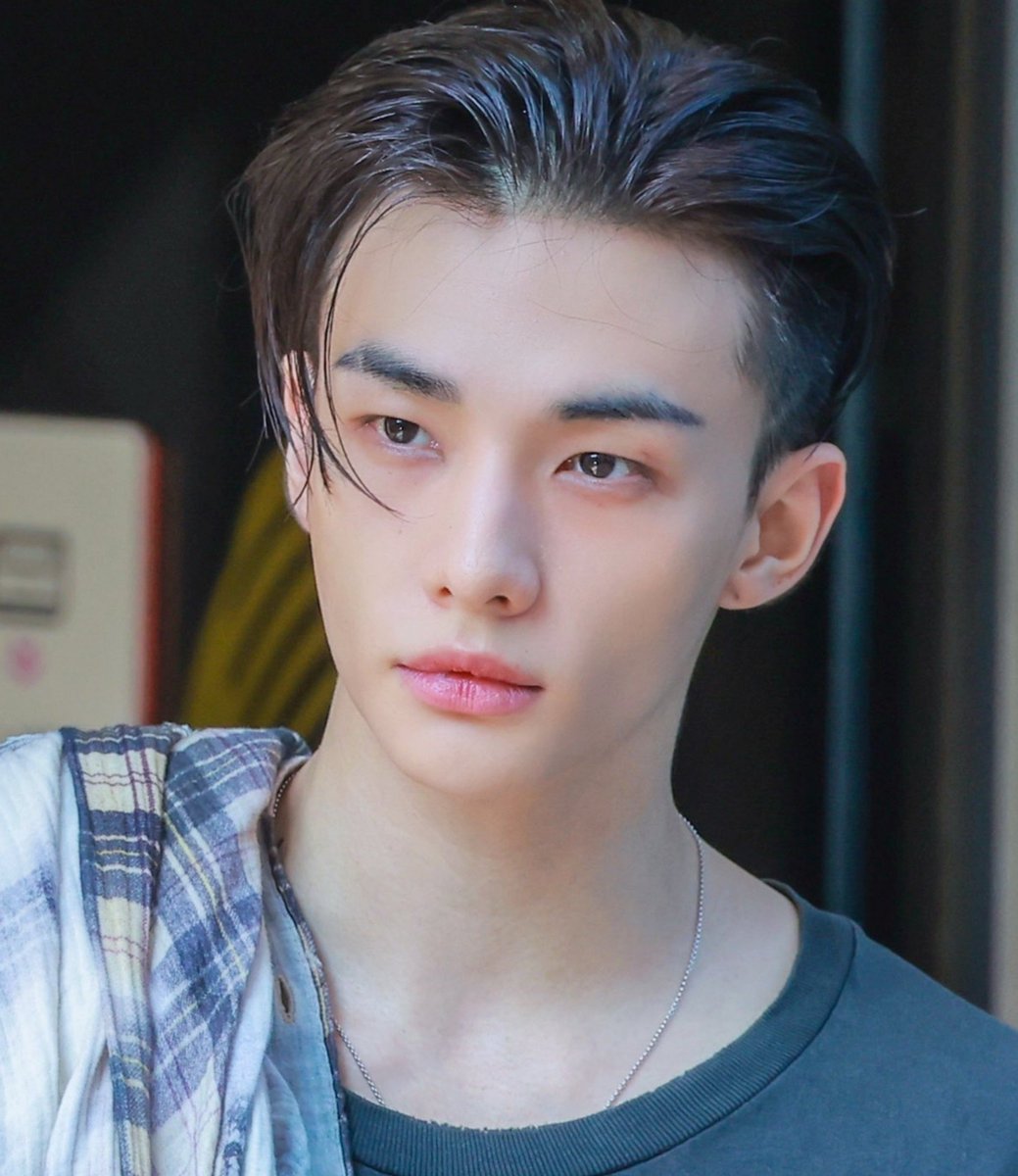 hyunseunglixism's tweet photo. me perco fácil nesse rostinho lindo delicadinho como você é perfeito meu amor fica lindo de qualquer jeitinho mesmo não tem cabimento uma coisa dessas vou te mastigar todo fazer nhec nhec nesse narizinho https://t.co/VVupZk5Hrh