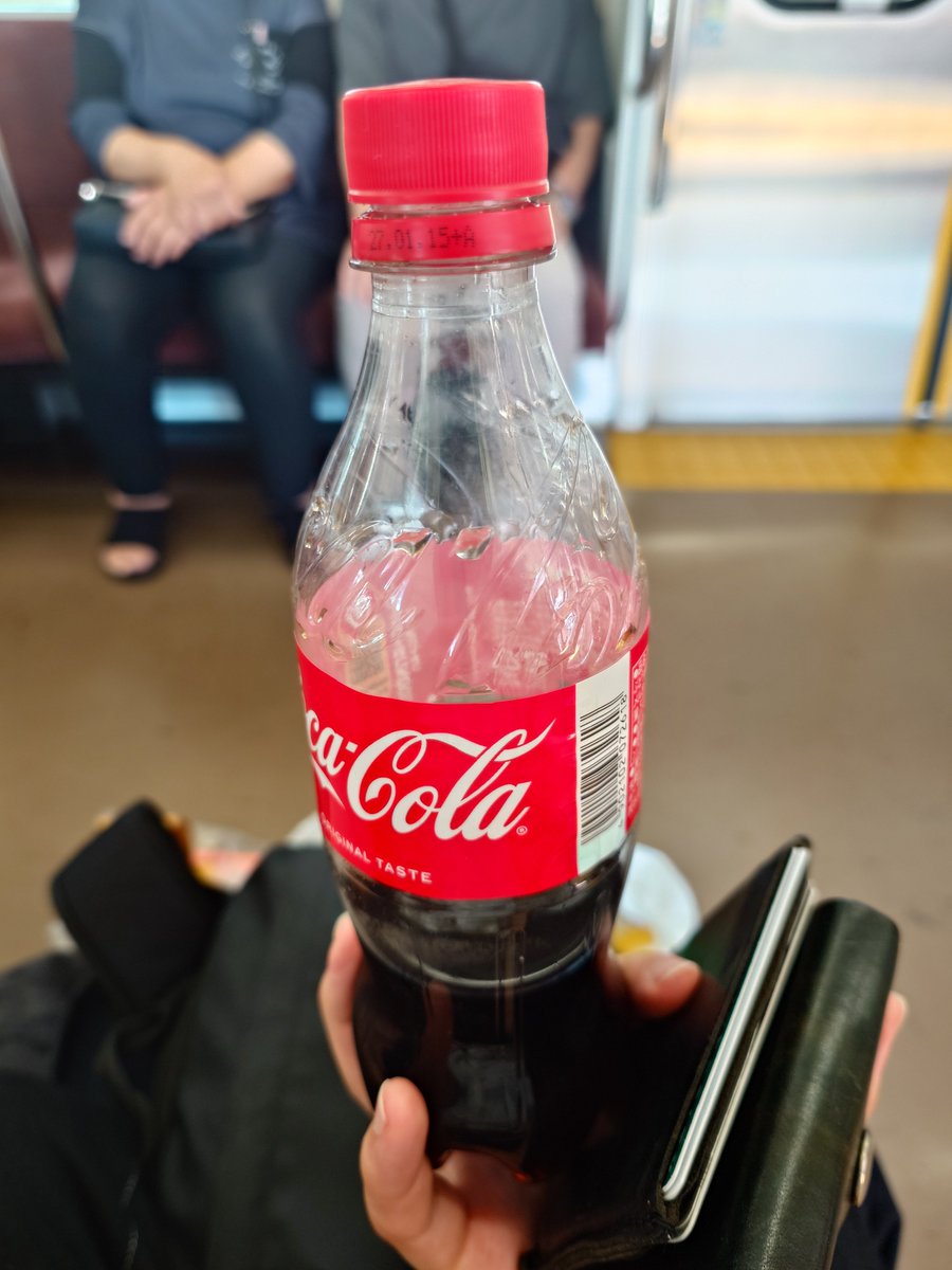 ayatsubobo's tweet photo. 日本のコーラうまいや https://t.co/jH9of71dKX