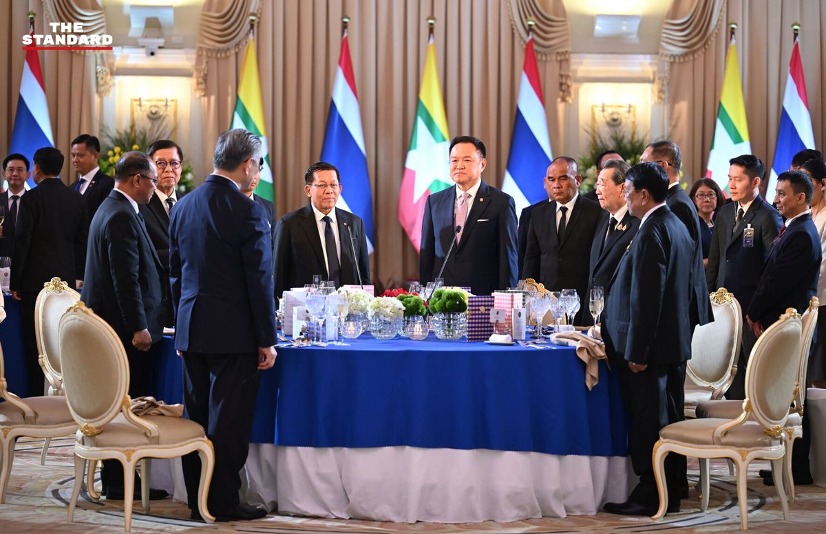 thestandardth's tweet photo. นายกฯ’ เป็นเจ้าภาพเลี้ยงรับรอง ‘มิน อ่อง หล่าย’ พร้อมเชิญบิ๊กธุรกิจไทยร่วมงาน

วานนี้ (6 สิงหาคม) ที่ตึกสันติไมตรี ทำเนียบรัฐบาล อนุทิน ชาญวีรกูล นายกรัฐมนตรีและรัฐมนตรีว่าการกระทรวงมหาดไทย เป็นเจ้าภาพงานเลี้ยงอาหารค่ำอย่างเป็นทางการ เพื่อเป็นเกียรติแก่ประธานาธิบดีแห่งสาธารณรัฐแห่งสหภาพเมียนมา ในโอกาสเดินทางเยือนประเทศไทยอย่างเป็นทางการ ระหว่างวันที่ 6-7 สิงหาคม

ภายในงานมีคณะรัฐมนตรี ผู้แทนระดับสูงของไทยและเมียนมา ตลอดจนภาคเอกชนของทั้งสองประเทศเข้าร่วมอย่างพร้อมเพรียง โดยฝ่ายไทยมีนักธุรกิจชั้นนำเข้าร่วม อาทิ ธนินท์ เจียรวนนท์ ประธานอาวุโส เครือเจริญโภคภัณฑ์ (ซีพี), ชาติศิริ โสภณพนิช กรรมการผู้จัดการใหญ่ ธนาคารกรุงเทพ (BBL), ฐาปน สิริวัฒนภักดี ประธานกรรมการบริหาร บริษัท ไทยเบฟเวอเรจ จำกัด (มหาชน) และผู้บริหารภาคธุรกิจรายสำคัญ เพื่อร่วมกระชับความสัมพันธ์และส่งเสริมความร่วมมือด้านเศรษฐกิจ การค้า และการลงทุนระหว่างไทยกับเมียนมา

#TheStandardNews