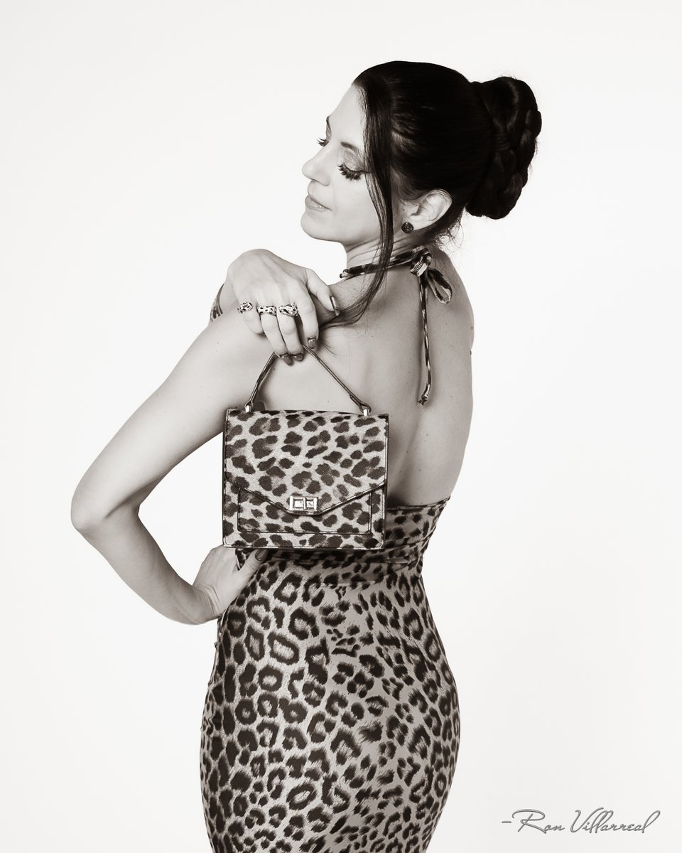 RonVillarreal's tweet photo. A preview of tomorrow's drop...
Playful Model: @terezasuessman
Dress Design: @terezasuessmandesign
Studio: @the_leslie_studio

#ronvillarrealphotography
#thepixmagazine https://t.co/Hbf2ngO6YR