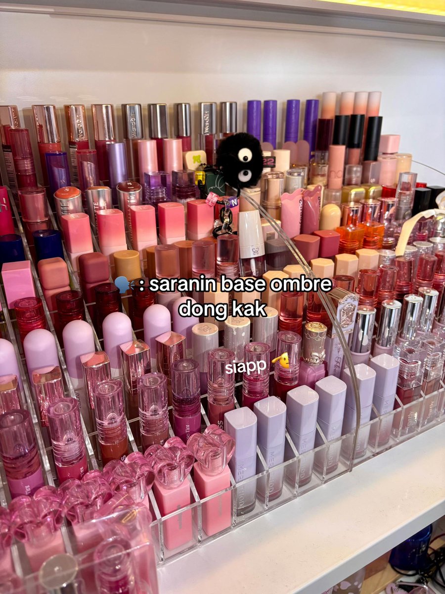 ftyuirrtur's tweet photo. Spill rak lippen aku yang bejibun! β¨ Ada yang nanyain base ombre, yuk cuss aku kasih tau andalanku! #lipies #makeupgadget #makeup #lip https://t.co/H0PR0S6STH