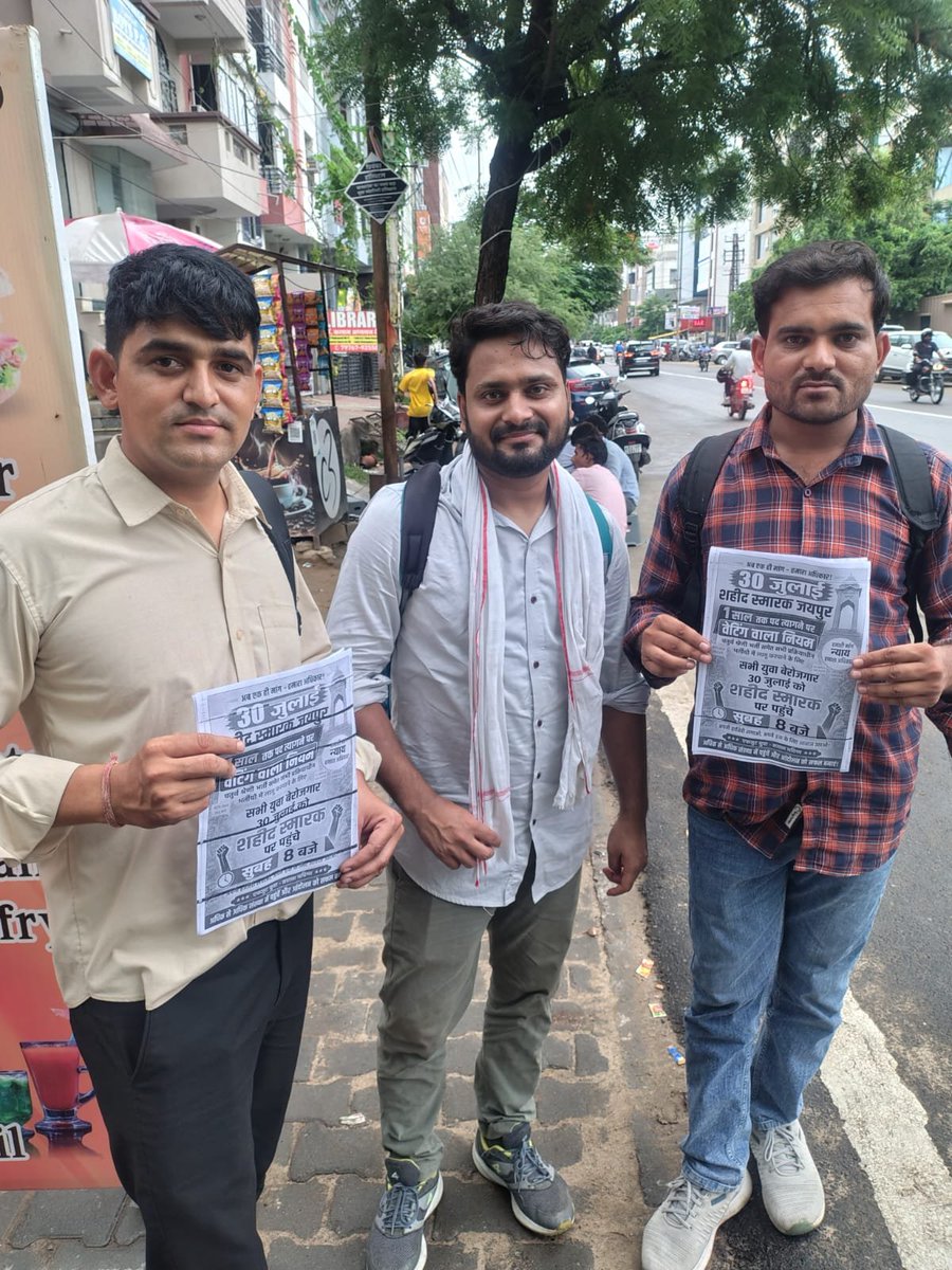 VivekanandStud's tweet photo. आज सुबह 9 बजे से लेकर शाम को 6 बजे तक X Trend रखा गया है सभी साथी ज्यादा से ज्यादा ट्वीट करे ओर हैश टैग यही रखे 

युवाओं के साथ अन्याय, नहीं सहेगा राजस्थान 

#चतुर्थ_श्रेणी_भर्ती_में_वेटिंग_नियम_लागू_करो 

@alokrajRSSB
@RajCMO
@BhajanlalBjp 
@Bhajanlalofc https://t.co/5HkwFueF0U