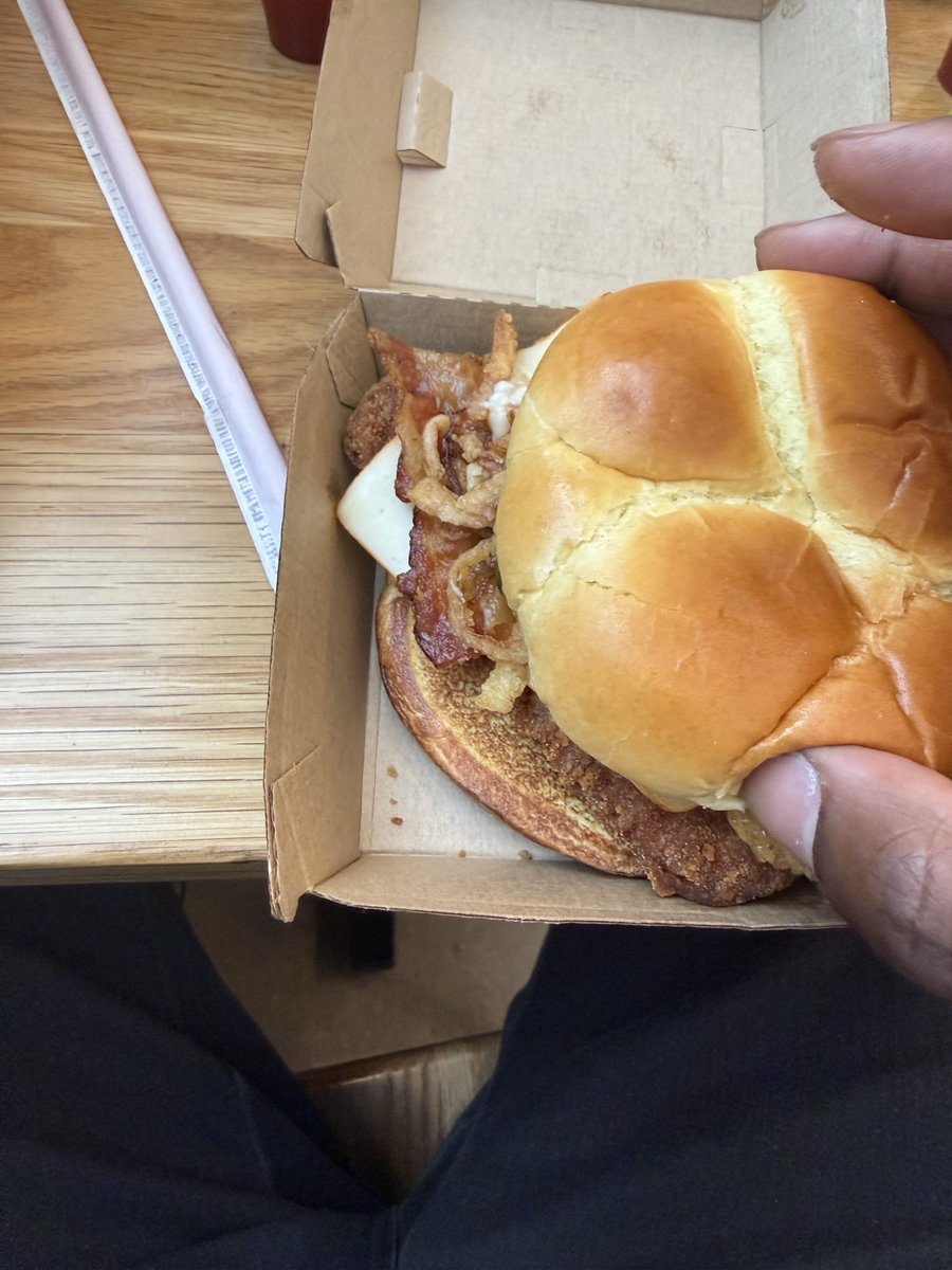 bigbri718's tweet photo. @Wendys this is not a pretzel bun … https://t.co/zaVUhpLYJx