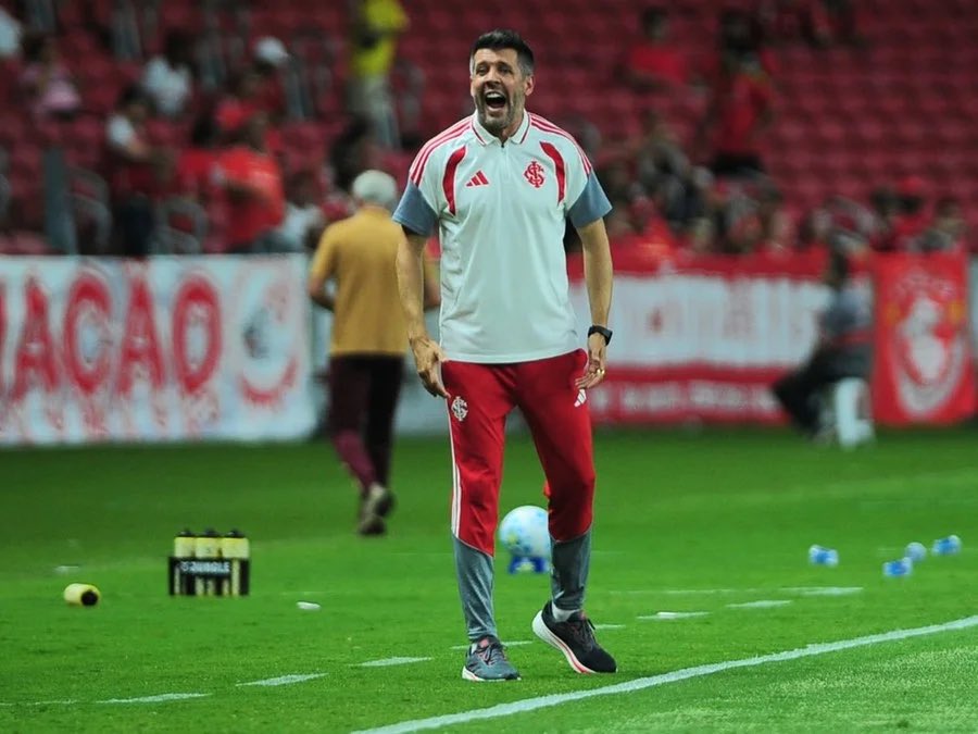 Reporter_Samuel's tweet photo. Monstruoso.

Com um dos materiais humanos mais fracos que eu ja vi na história do Inter, ao invés dele reclamar disso nas coletivas, ele assume a culpa e quietinho se reinventa pra achar um jeito de conseguir o resultado.

Você é absurdo Paulo Pezzolano! https://t.co/aFfRpJlnyL