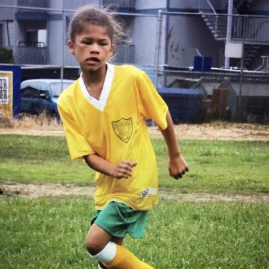 AcervoCharts's tweet photo. Zendaya passou a infância jogando futebol. Tom Holland cresceu dançando balé. https://t.co/mxmgvdtsjp