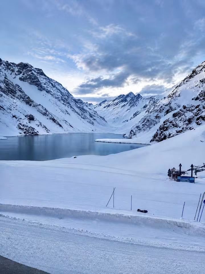lsalina2010's tweet photo. Nuestra majestuosa cordillera de Los Andes. Laguna del Inca, Portillo, Los Andes, Región de Valparaíso 🇨🇱 https://t.co/ITvkts02fy