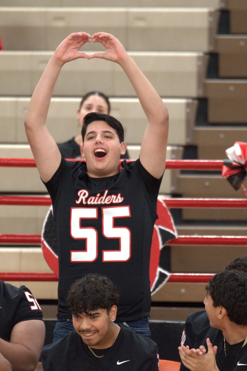 RiveraRaiderFB's tweet photo. Photos: Meet the Raiders from the Rivera Gym. More photos coming. #OnEdge #RaiderNation #TWB #details_discipline https://t.co/LWbJBlYaOF