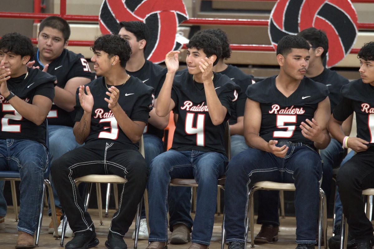 RiveraRaiderFB's tweet photo. Photos: Meet the Raiders from the Rivera Gym. More photos coming. #OnEdge #RaiderNation #TWB #details_discipline https://t.co/LWbJBlYaOF