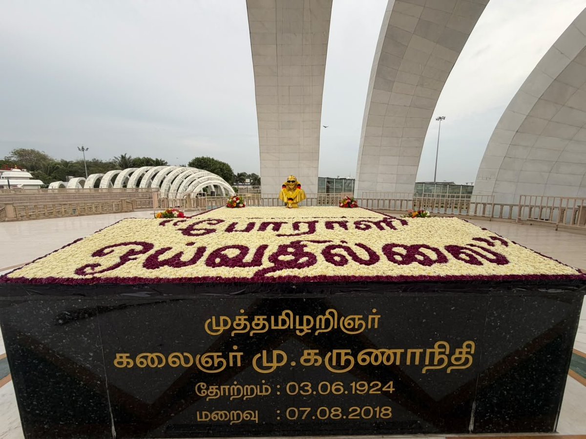 sunnewstamil's tweet photo. #Photos | முன்னாள் முதலமைச்சர் கலைஞரின் 8வது நினைவு நாளான இன்று சென்னை மெரினாவில் உள்ள அவரது நினைவிடம் மலர்களால் அலங்கரிப்பு

#SunNews | #Kalaignar | #DMK | #Chennai https://t.co/4zjAsRBHJG