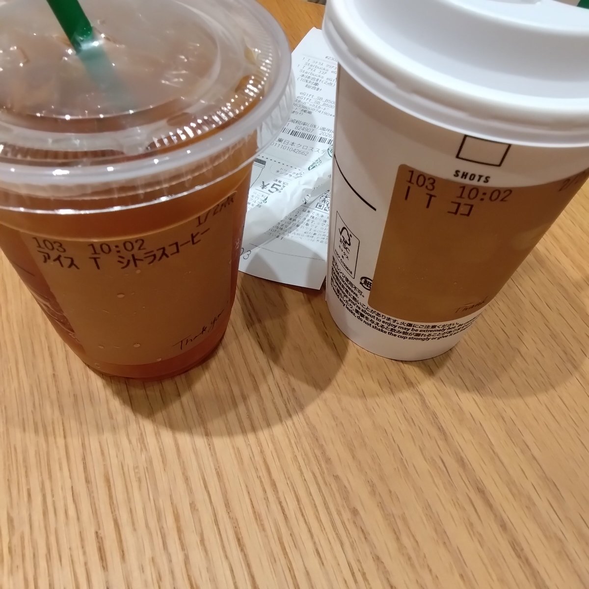 sawadayo11017's tweet photo. 今日、大宮駅西口にスタバがオープンしたよ～(^o^)/

オープン日知ったのって始めてだったから、嬉しくてオープン前から並んでみたw
そごう側にスタバなかったから、今後はちょくちょく使うかも♪

ちなみに店舗の名刺は無いらしい(>_<) https://t.co/QdqU4EuCTA