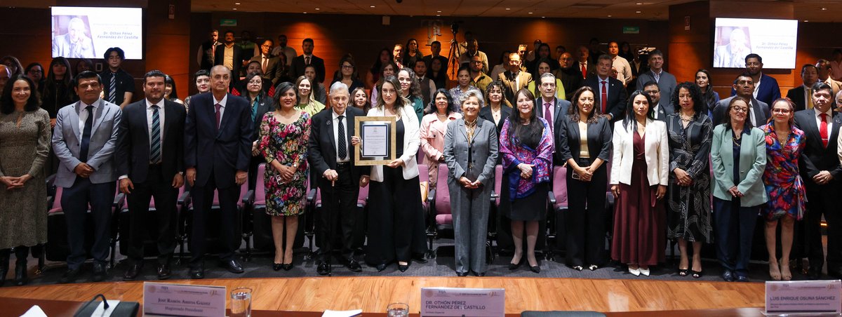 TFJAMexico's tweet photo. #HonorAQuienHonorMerece

El #TFJA rindió un homenaje al pionero de la mediación en #México @dr_othon. En una amena charla, el reconocido jurista, notario y profesor compartió algunas de las anécdotas y experiencias que han marcado su trayectoria profesional por 60 años.

Las Magistradas y los Magistrados de este órgano colegiado reconocen su legado cuya máxima: “Notaría abierta, Juzgado cerrado”, sintetiza una filosofía donde la composición voluntaria de intereses precede a la contienda judicial, relaja la carga en tribunales y, sobre todo, evita la desintegración del tejido social.

#90AñosDelTFJA
#MAS
#Mediación
#CulturaDeLaPaz