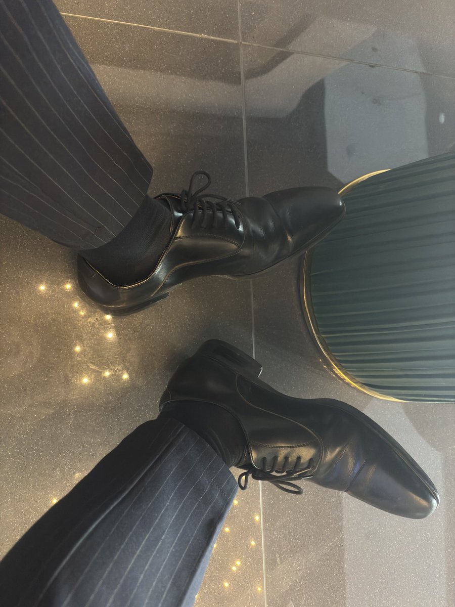 XingD92690's tweet photo. 今天特意把这黑皮鞋拍清楚了——
皮质光泽、鞋头线条、鞋底磨损痕迹
西装脱掉后，只剩这双正装皮鞋还在提醒我：
白天人模人样，晚上鞋子一脱，里面早就湿透了。
想闻鞋里的味道？
皮鞋党自己说话。
#正装皮鞋 #黑皮鞋 #原味 #性感毛蛋 https://t.co/oj7jvYoFEl