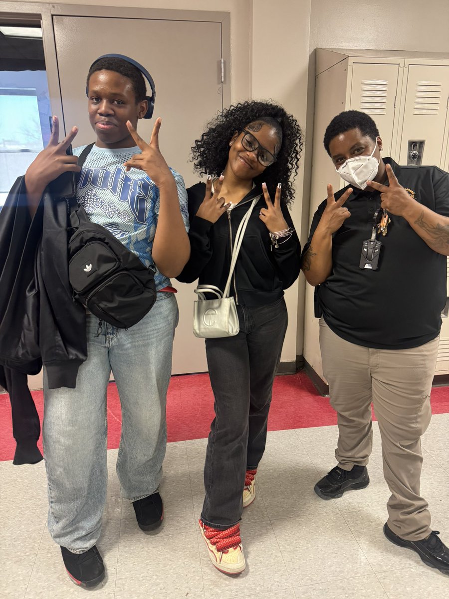 KLakeWD's tweet photo. I've never seen so many alumni come back to a middle school. That says everything you need to know about Woodridge. When love, support, and memories run deep, people come back. 💙🦅
#FPCSWD #FriendshipsJourneyto30 #OneFriendship #AspireMore @FPCS_Woodridge @FriendshipPCS https://t.co/9ohmXQ33ko