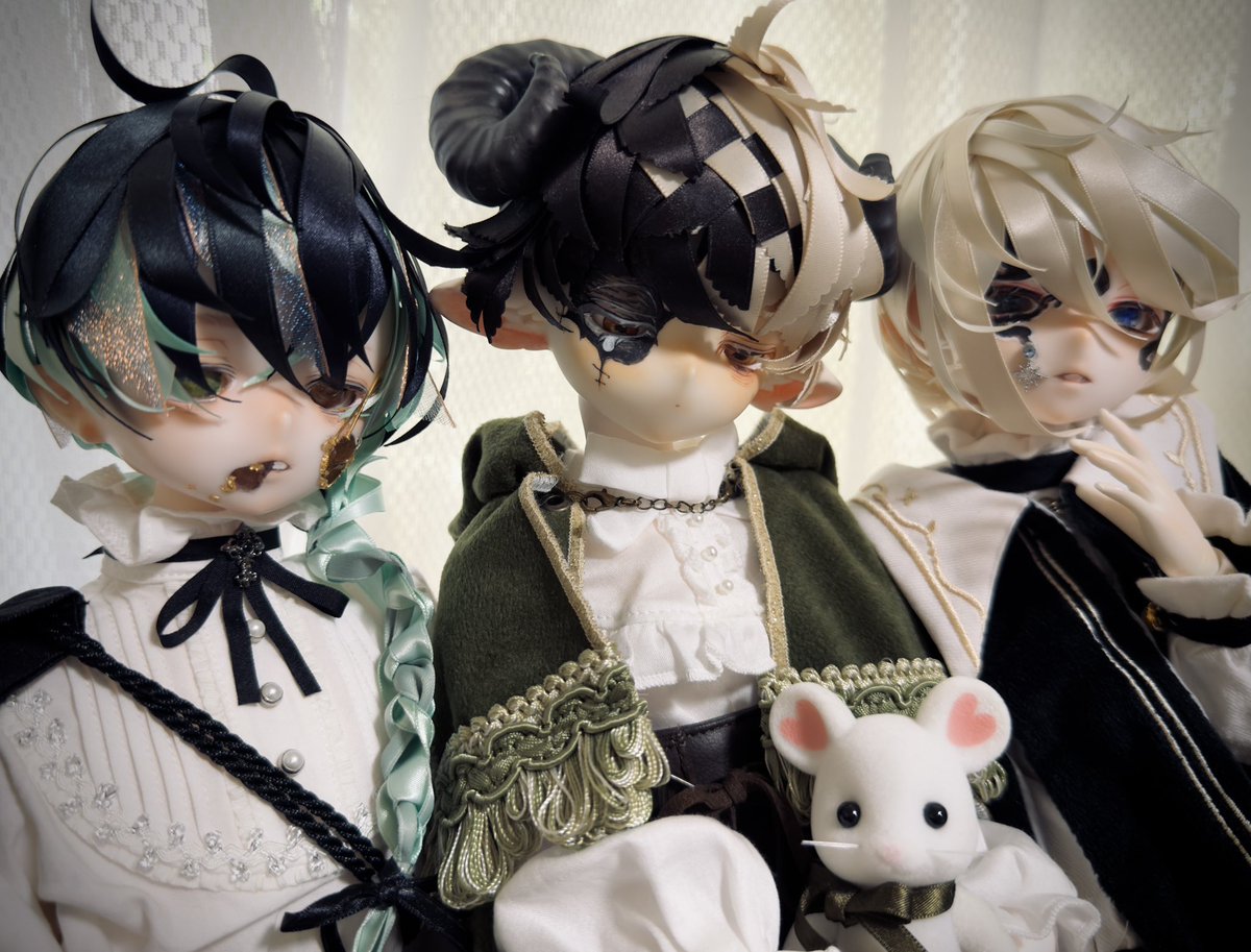 pikanadeko's tweet photo. 友達作るから作業みててー！！！と窓際に座らせた https://t.co/0hPgO458fJ