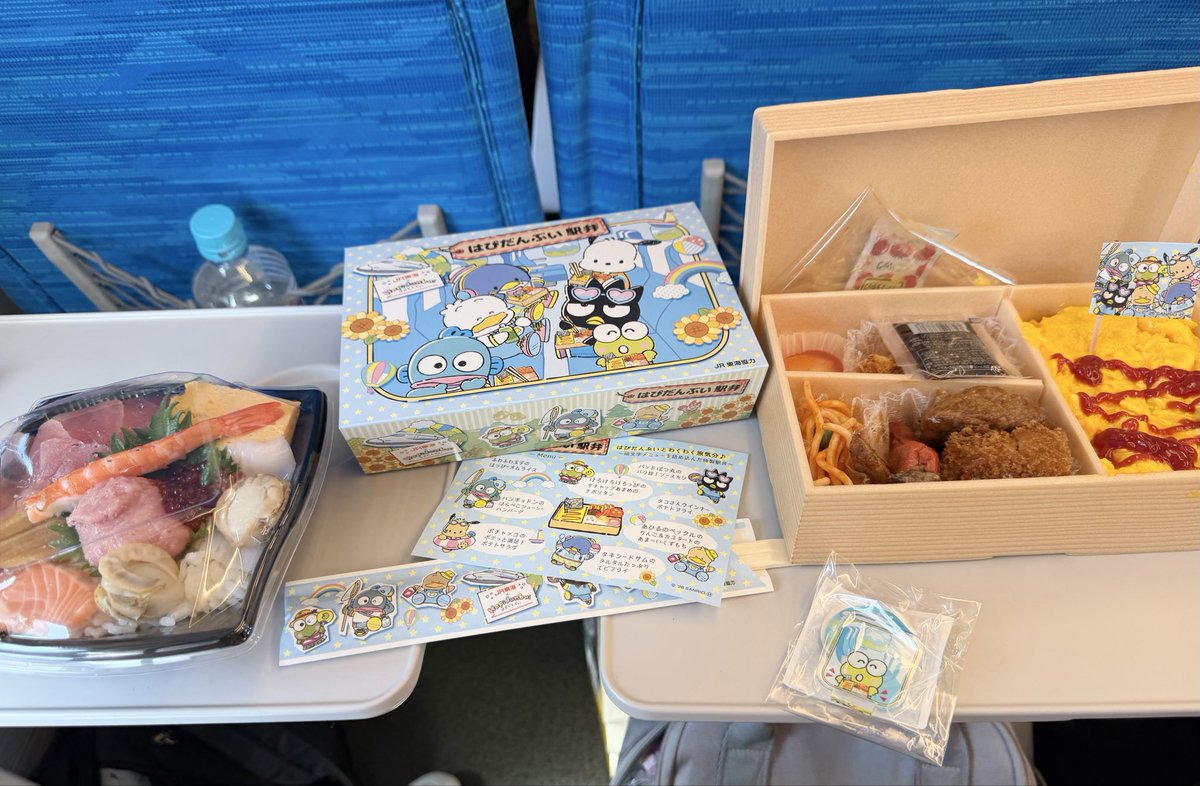 emeldi27's tweet photo. 朝ほとんど食べないで出てきたからお腹空いちゃった
はぴだんぶい駅弁可愛くて旅の気分盛り上げてくれるね😊
母はとっても海鮮の気分でした🦐🍣 https://t.co/iCLOKE9U9R