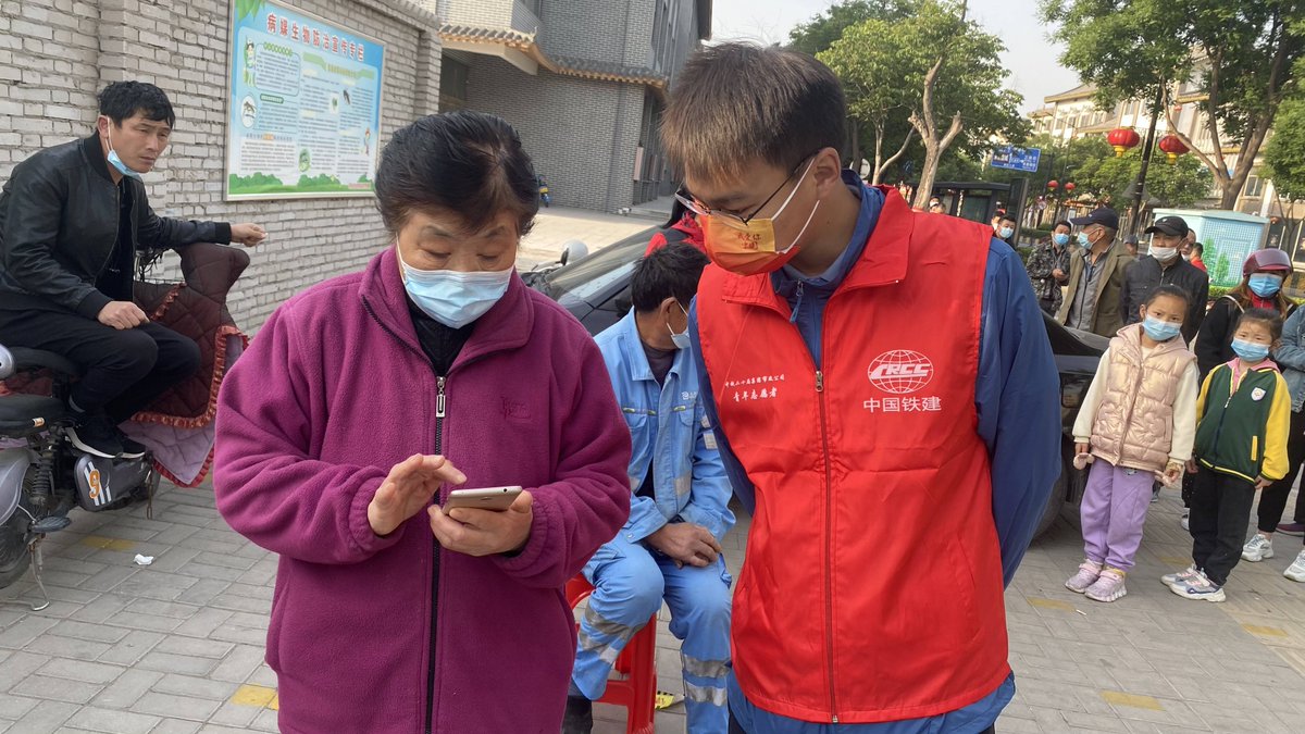 vSUqYSRyuVIIoyJ's tweet photo. 今早参与社区核酸检测引导志愿，帮老人操作登记、解答疑问，看着大家有序配合，平凡却有意义的一上午 https://t.co/YaUEHfpqj8