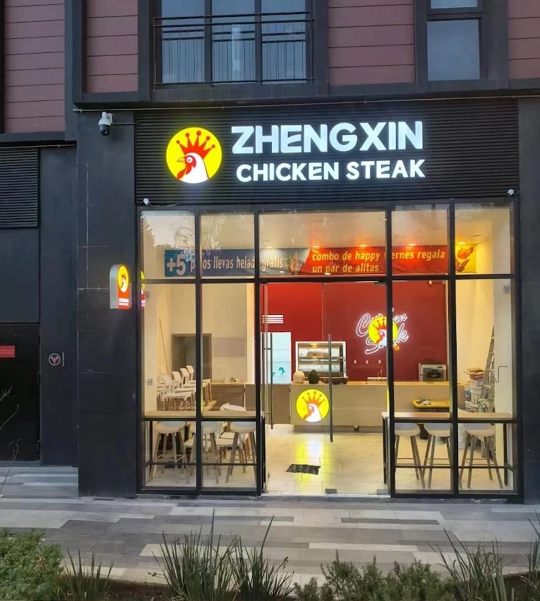 oscar_report's tweet photo. De Shanghai 🇨🇳a México llega ZHENGXIN Chicken Steak.
Con 25,000+ locales globalmente, llega a competir con  KFC, Church's, Popeyes y en breve Raising Cane's, con un menú que también ofrece especialidades chinas.
La 1ª tienda abrió hace unas semanas en:
📍Lago Fit 7, Col Granada