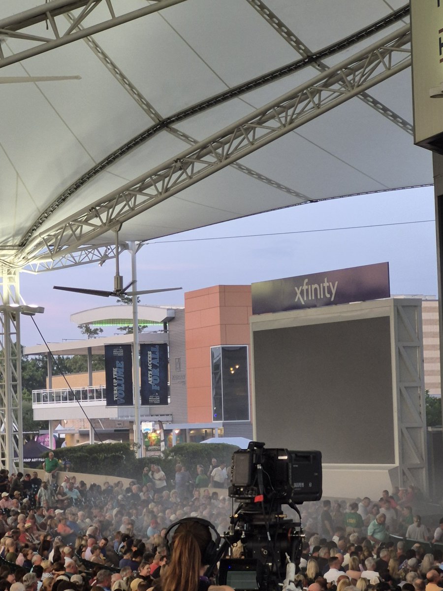 pammiegri's tweet photo. @johnmellencamp Why is it foggy near the stage???? Is that the medical marijuana 🤔 section? https://t.co/2xO81CrWh9