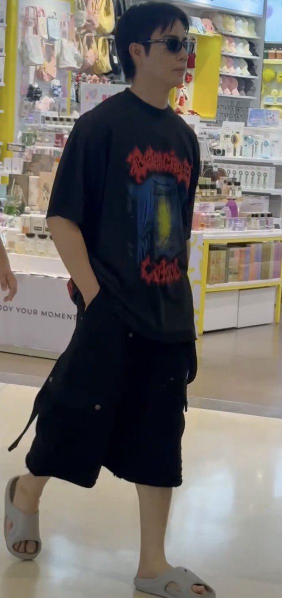 locallzeenew's tweet photo. แว่นดำที่ว่า55555 https://t.co/A6LeSOZcMo