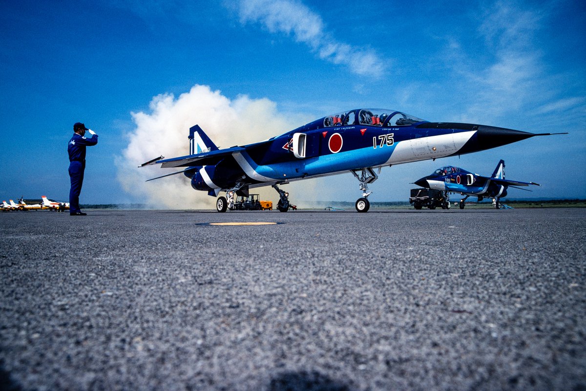 ArgusGOLD's tweet photo. 1994/08/07  
千歳基地航空祭  
Nikon F4E + AI AF Zoom Nikkor 24～50mm F3.3～4.5D  

T-2BI時代のスモークチェック後のタキシーアウト。フイルム時代は残数を気にしながらの撮影でした。フイルム交換するには30秒近くかかりました。左にはMU-2がいますね。

#千歳基地  
#ブルーインパルス https://t.co/5468JVtCTn