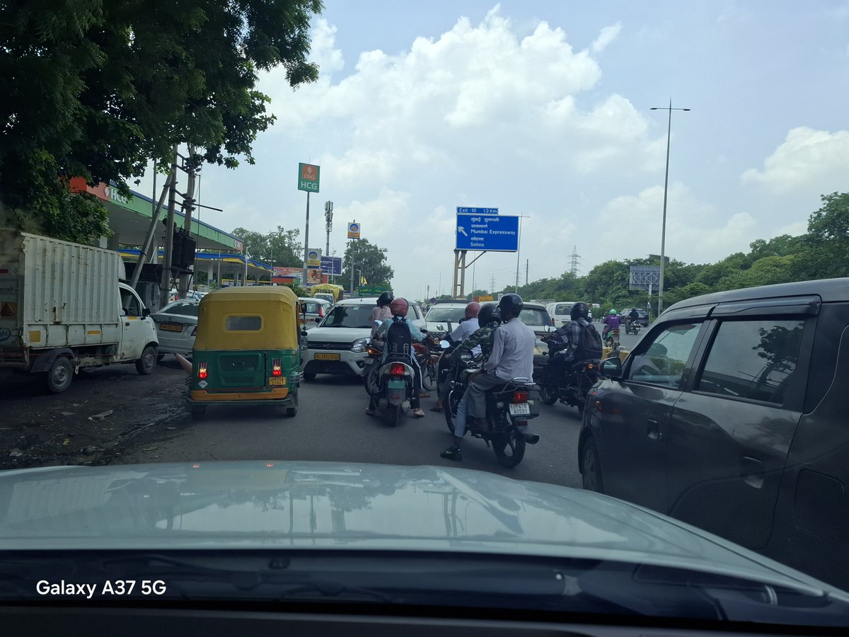 Nm3530's tweet photo. @TrafficGGM @DC_Gurugram @gurgaonpolice @HTGurgaon @TheGurugramNews @NHAI_Official @ModelGurugram @GauriSarin @MeraGurgaon @TOIGurgaon just to inform how traffic jam happens at CNG station at N.H 48 near Raheja atlantis where vehicles are entering from wrong side.
Need attention https://t.co/YwYHLiOZnN