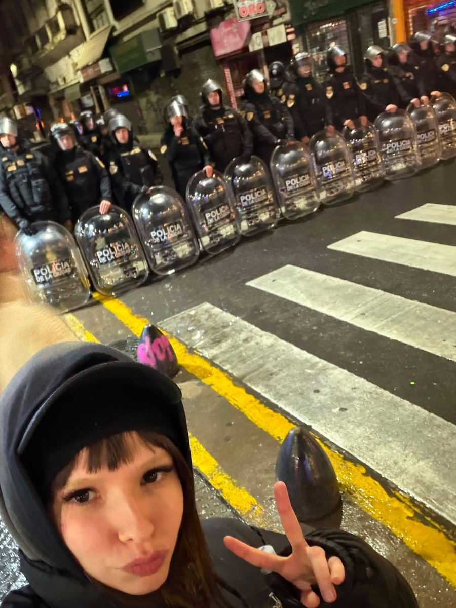 Ghooost1n's tweet photo. estudia!! no seas policía https://t.co/HlZQiaNsIZ