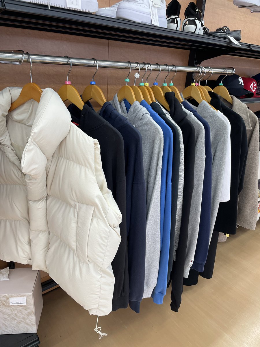furu1_kasukabe's tweet photo. 本日から古着　スニーカー　帽子　小型家電などもお買い得🉐

是非一度ご来店くださいませ☺️

#古本市場春日部
#古着　#スニーカー https://t.co/DgXq51Jr4T