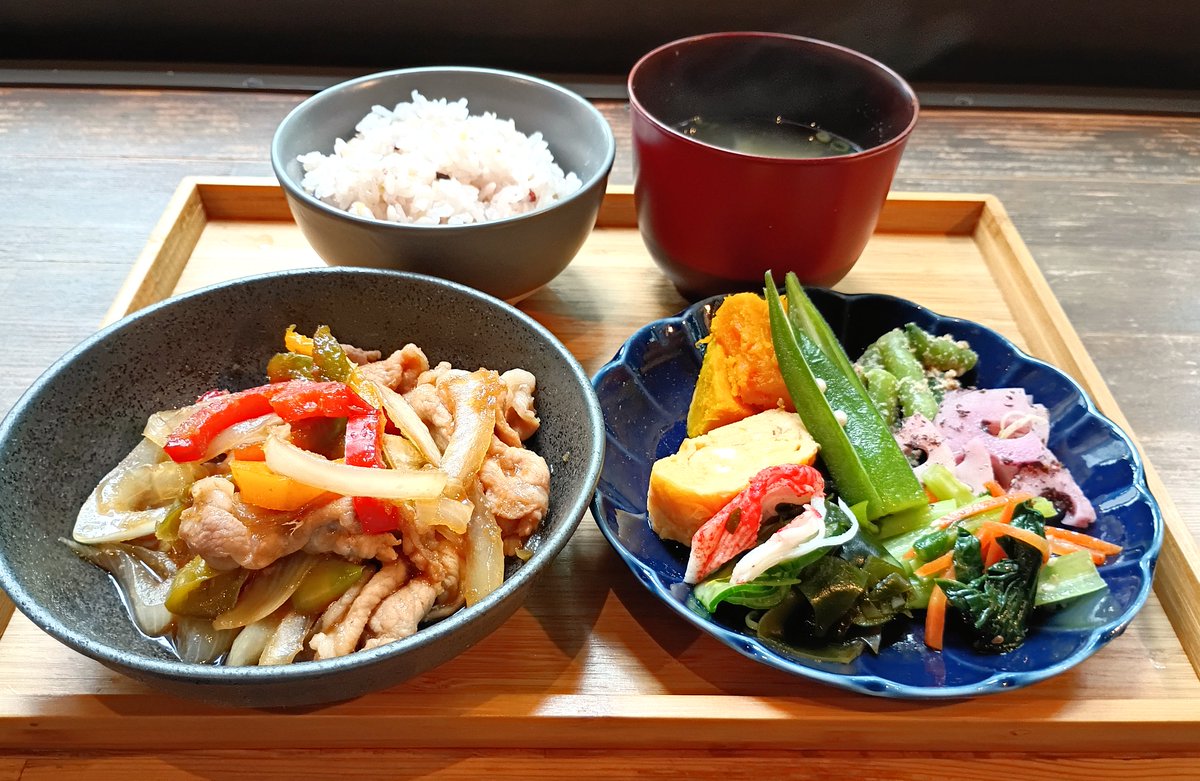cafe_chazu's tweet photo. ★彩り野菜入り生姜焼きとおばんざい★
提供中です🎶
1,200円(税込) https://t.co/EKyWHU124P