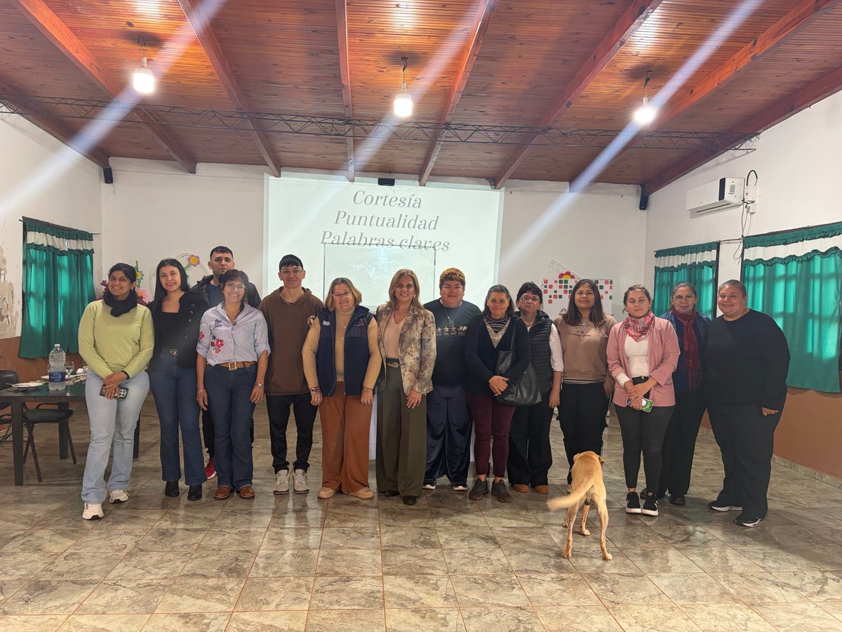 CarlotaCarball's tweet photo. ¡Gran jornada hoy en San Carlos! 🙌
Llevamos adelante  el taller de Ceremonial Moderno, conversando sobre el arte de relacionarnos, la comunicación empática y cómo el protocolo actual nos ayuda a construir puentes.
¡Gracias a cada vecino que se sumó! 💬🚀 https://t.co/Zrd6yKtazK