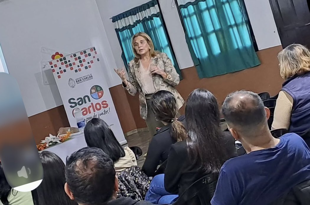 CarlotaCarball's tweet photo. ¡Gran jornada hoy en San Carlos! 🙌
Llevamos adelante  el taller de Ceremonial Moderno, conversando sobre el arte de relacionarnos, la comunicación empática y cómo el protocolo actual nos ayuda a construir puentes.
¡Gracias a cada vecino que se sumó! 💬🚀 https://t.co/Zrd6yKtazK