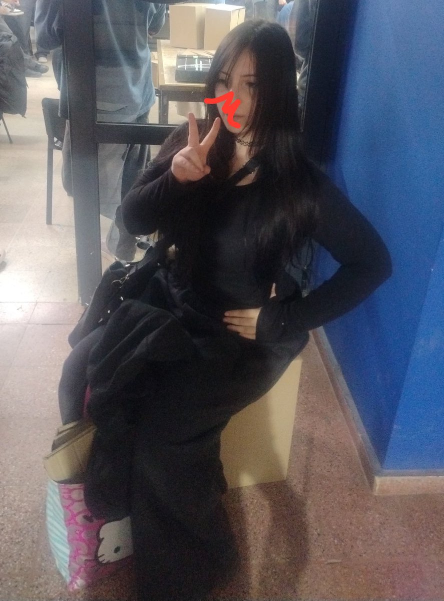 agusia617's tweet photo. mujer tan bella y yo con un banquito de cartón corrugado que resiste hasta 50kg de pie pq soy la más capa del mundo te amo diseño industrial https://t.co/CoyvSMes44