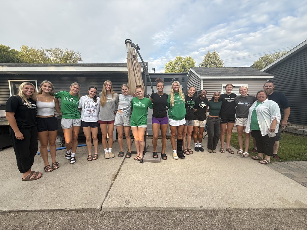 UNDwbasketball's tweet photo. We 💚 team meals! Thank you to the Reardons for hosting us!! 

#UNDproud | #LGH https://t.co/0yi2FR4EPJ