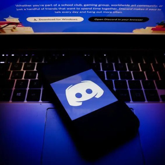 republiqueBRA's tweet photo. 😬 📲 Deputado Kim Kataguiri critica Janja por defender o banimento do Discord, diz ser "inacreditável" a primeira-dama participar da reunião sem ter sido eleita ou nomeada para qualquer cargo e afirma que a medida seria ineficaz:

🗣️ "Seria a mesma coisa que dizer que vou fechar todos os bares do país porque, em um bar, uma pessoa matou outra ou planejou um atentado. O culpado não é o bar, são os criminosos. O culpado não é a plataforma, é quem comete o crime."