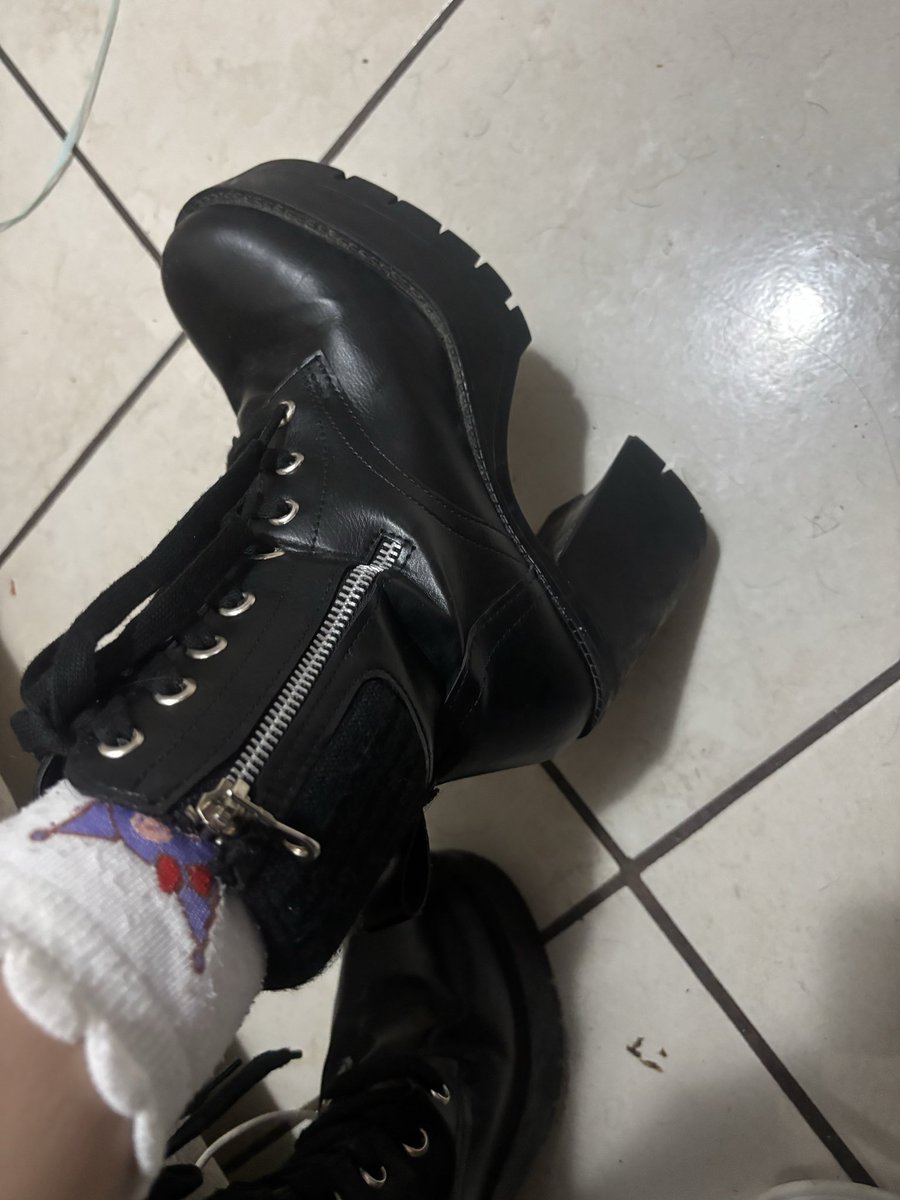 Fearless_line's tweet photo. Creen que la pase mal si me llevo estas botas al show? https://t.co/vkjELZs4uQ