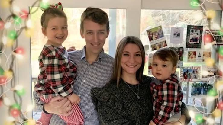 ewshayla's tweet photo. CULTUREUP ON THIS!  LINDSAY CLANCY MURDERED HER 3 CHILDREN AND JUMLPED OUT THE WIND TO TRY TO KILL HERSELF AND BECAME A PARALEGIC!  HOW COME SHE DIDN'T HARM HER HUSBAND??  HE LOOKS LIKE A NARCISSIST!  HE'S PROBABLY THE ONE THAT DROVE HER CRAZY TRYING TO TAKE CARE OF 3 CHILDREN https://t.co/ha87yK3BRc
