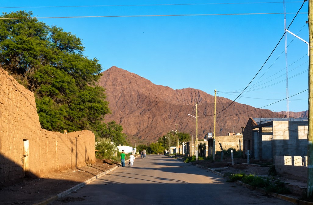 infobae's tweet photo. VALLE HERMOSO: EL PUEBLO QUE FUE VENDIDO POR COMPLETO Y SE CONVIRTIÓ EN UN ANTECEDENTE HISTÓRICO DE LA LEY DE TIERRAS

Un pueblo argentino fue vendido junto con sus tierras, casas, escuela, capilla, puesto sanitario y fuentes de agua. Valle Hermoso, en la provincia de La Rioja, formó parte de una operación inmobiliaria que involucró a un inversor estadounidense, quien en 2008 adquirió 200.000 hectáreas que incluían la totalidad de la comunidad y los recursos de la zona. 

La operación de venta incluyó el traspaso formal de la titularidad registral de las tierras, que contenían no solo campos y montañas sino también viviendas y servicios esenciales para los pobladores. 

El caso de Valle Hermoso se transformó en un símbolo que impulsó la sanción de la Ley 26.737 en 2011. La normativa estableció un límite del 15% a la propiedad extranjera sobre tierras rurales, fijó topes máximos por cada titular y prohibió la venta de terrenos con cuerpos de agua permanentes.

Infobae📎https://t.co/zg3U3opz7Z