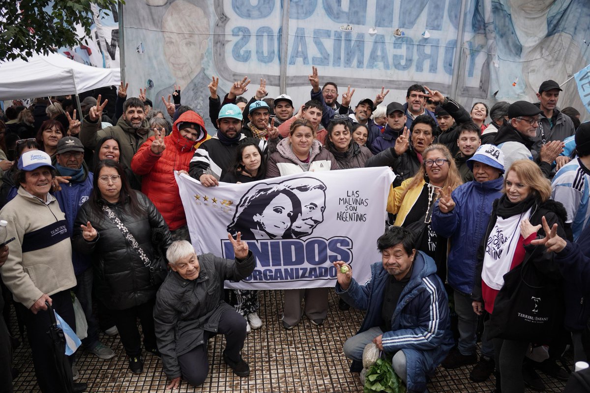 Uyo_Ciudad's tweet photo. Frente al Congreso defendimos nuestra tierra, nuestros recursos y nuestra soberanía.
Mientras adentro debatían un proyecto que pone en riesgo al país, afuera reprimían al pueblo.

🇦🇷 La Patria no es una mercancía, se defiende. Y al pueblo que la defiende, no se lo reprime. https://t.co/HoI0U6PBp6