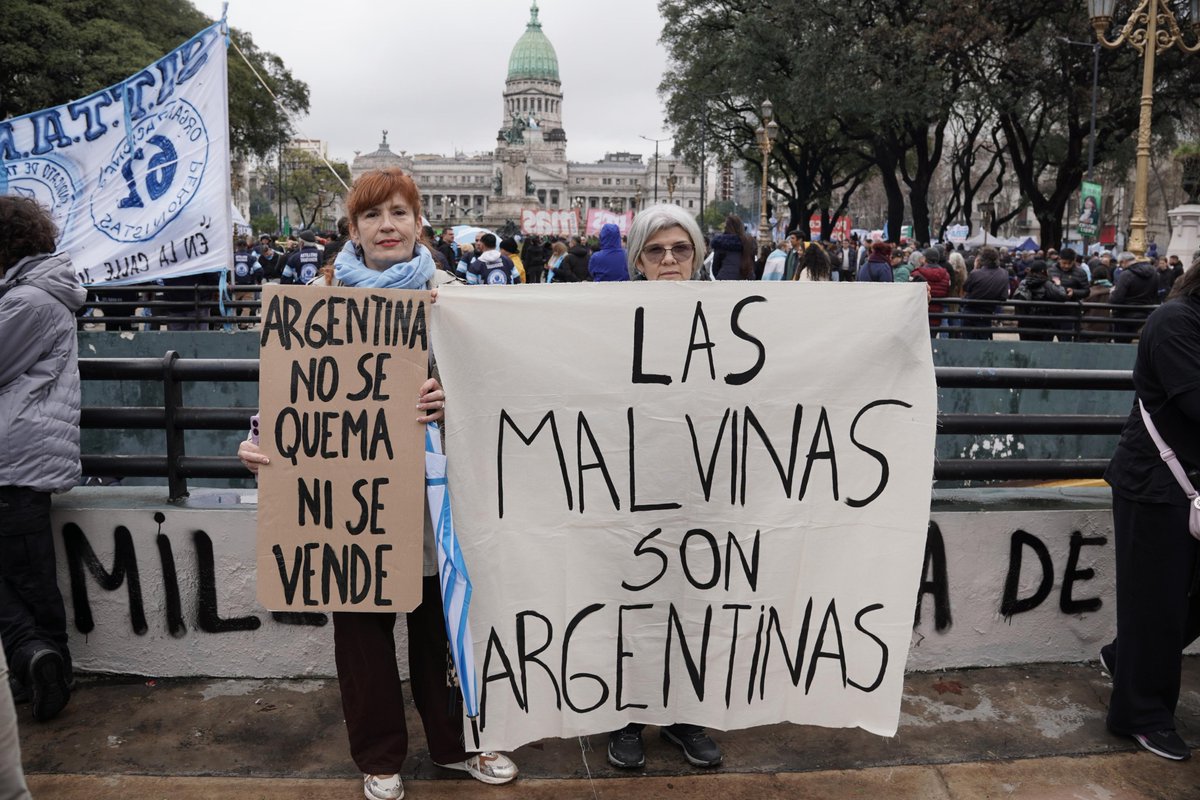 Uyo_Ciudad's tweet photo. Frente al Congreso defendimos nuestra tierra, nuestros recursos y nuestra soberanía.
Mientras adentro debatían un proyecto que pone en riesgo al país, afuera reprimían al pueblo.

🇦🇷 La Patria no es una mercancía, se defiende. Y al pueblo que la defiende, no se lo reprime. https://t.co/HoI0U6PBp6