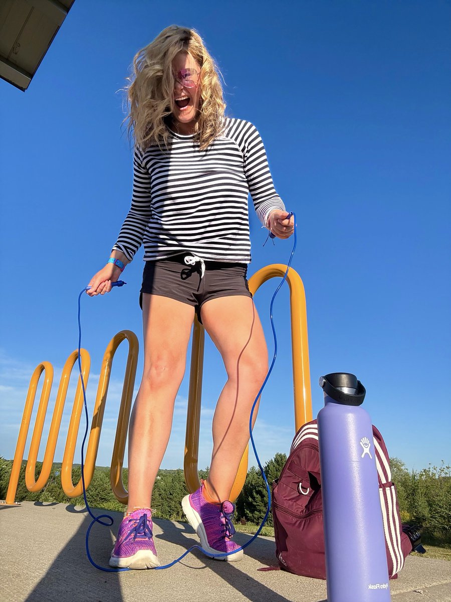 HeyItsMeMissJT's tweet photo. Up to my old tricks. Small Steps. Big Air. #JumpRope #BellPark #OutdoorFitness #Stairs #RunIt #StepItUp #RunItDown #ThursdayMotivation #LegDayIsEveryday #August #SummerFit #SweatItOut LoVE My CaRdiO. ☀️🏃♀️ https://t.co/5c1ukKCWeo