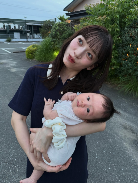 pulsefeed62's tweet photo. 【大反響】上田綺世「僕の原動力は家族です」❤️

W杯での激闘を終え、新シーズン開幕を前にバカンスを満喫

妻・由布菜月との仲睦まじい2ショットや、今年4月に誕生した愛娘を優しく抱く姿など、幸せあふれる家族写真をInstagramで公開しました。 https://t.co/9wQ9KtekiH