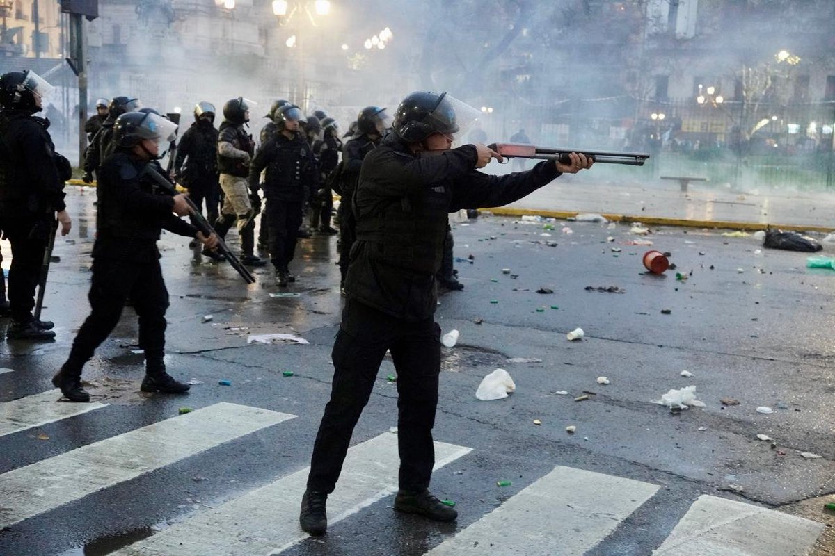 Uyo_Ciudad's tweet photo. Frente al Congreso defendimos nuestra tierra, nuestros recursos y nuestra soberanía.
Mientras adentro debatían un proyecto que pone en riesgo al país, afuera reprimían al pueblo.

🇦🇷 La Patria no es una mercancía, se defiende. Y al pueblo que la defiende, no se lo reprime. https://t.co/HoI0U6PBp6
