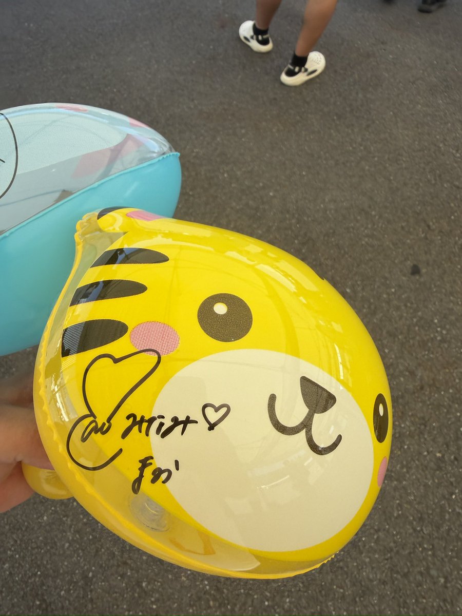pudding_ice's tweet photo. 縁日2回遊んでサイン入り風船2個ゲット

#サマジャン
#メイビーME
#美波まお https://t.co/Aw9VYZgNIQ