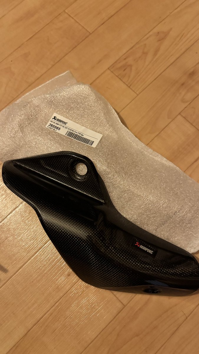 yose1_2000's tweet photo. 【緩募】yzfr1 2015〜用のアクラの中間欲しい方いませんかね、
買った時ついてきたアクラのスリップオン用のカーボンカバー新品もつけます。
傷が少々
凹みはあり
スリップオンはつきました。
強気の7マソでお願いします。(売れなさそうなら下げます) https://t.co/hSI93ZFtmY
