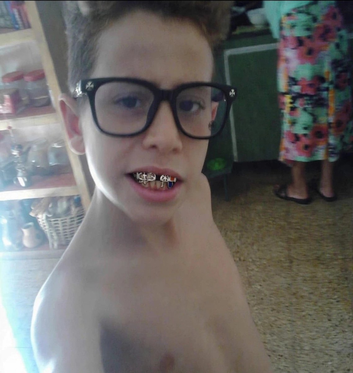 68plz's tweet photo. tantos anillos no puedo cruzar mis deedos
si yo fuera ellos tmb me tendría ceelos https://t.co/6JlnYKo3NO
