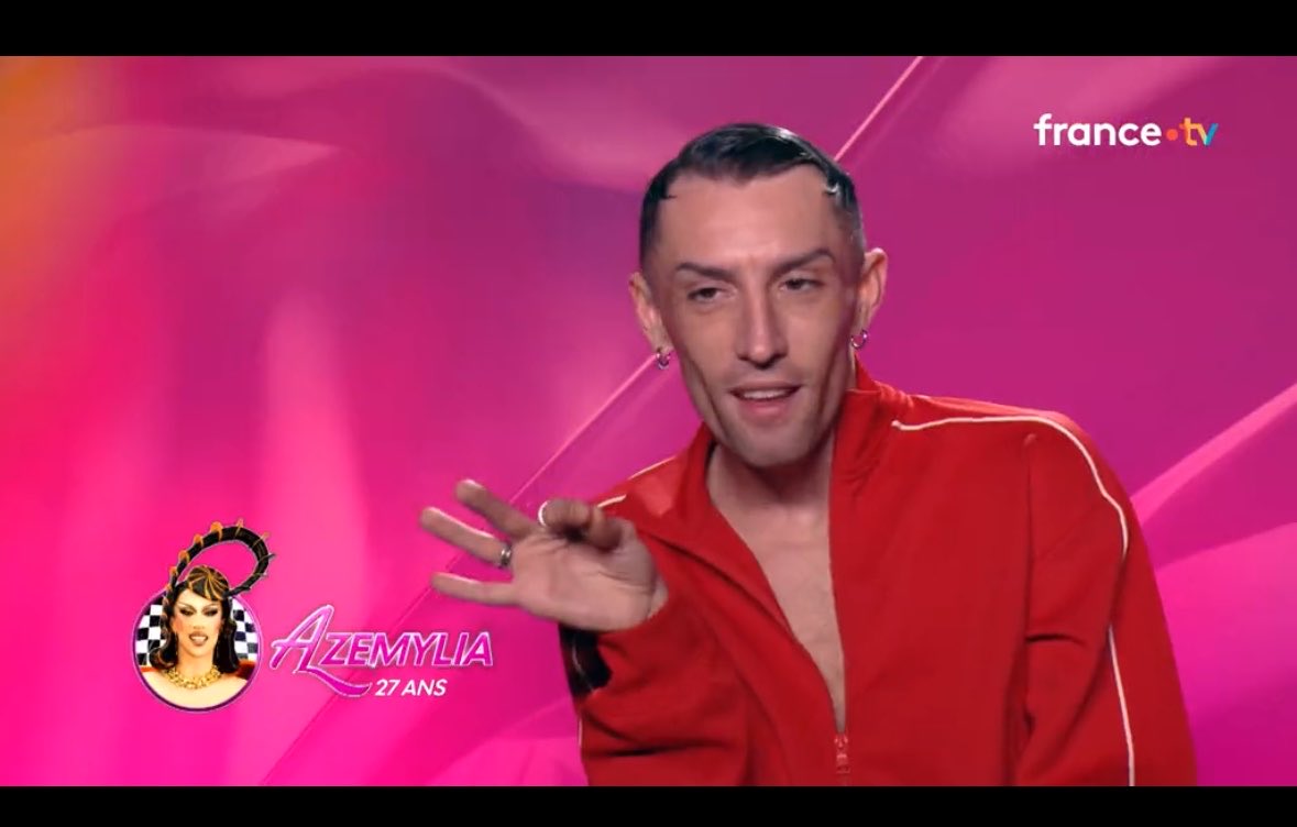 lesfiancailles's tweet photo. mdrrr en + elle est en rouge dans son look de confessional bref https://t.co/9GHI0HC9jB